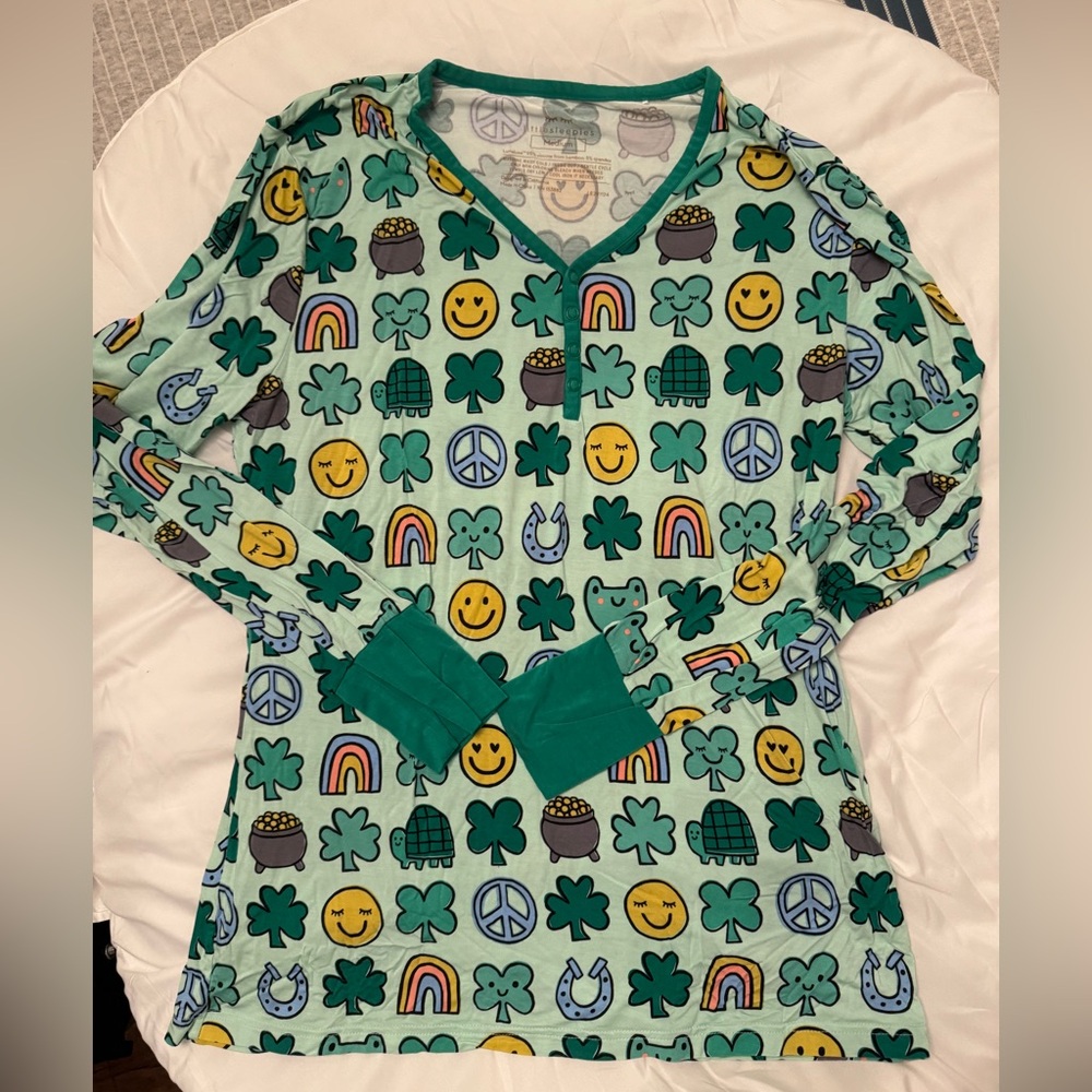 Little sleepies woman’s long sleeve pajama top, clovers, size medium